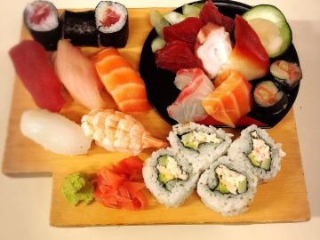 Chef Tamasan preparing sushi